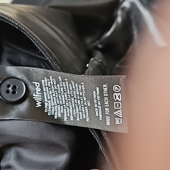 Wilfred (Aritzia) black faux leather, washable, shorts - Picture 8 of 8